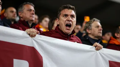 I tifosi della Roma hanno esposto uno striscione contro il presidente Dan Friedkin durante la partita di Serie A contro...