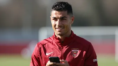 Il centrocampista olandese Marten De Roon è atterrato a Fiumicino per unirsi all'AS Roma, lasciando l'Atalanta