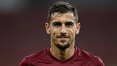 L'AS Roma ha acquistato Marten de Roon dall'Atalanta per 1 milione di euro, riunendo il centrocampista olandese con...