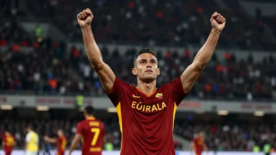 L'AS Roma batte la Fiorentina 4-0 all'Olimpico, prendendo la vetta della classifica con una differenza reti di +4