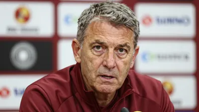 Il tecnico della Roma Gian Piero Gasperini ha presentato i nuovi acquisti Marten de Roon e Leonardo Balerdi...