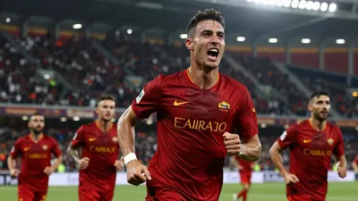 La squadra di Daniele De Rossi vince 2-1 con gol di Hermoso e Soulé negli ultimi minuti, raggiungendo l'Inter in vetta...